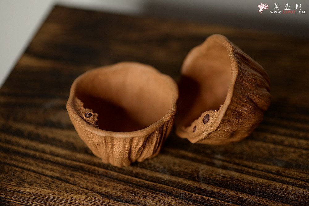 紫砂壶图片：学院派风格之全手莲蓬公道+2个手工莲子杯  肌理丰富 各有风味~ - 宜兴紫砂壶网