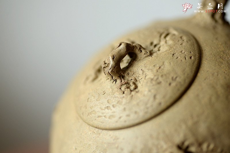 紫砂壶图片：肌理丰富 拙味~ 全手薄胎龚春 瓜纽和桥纽~沧桑质感 - 宜兴紫砂壶网