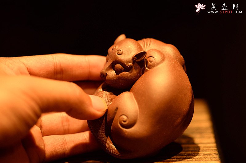 紫砂壶图片：栩栩如生 睡狸o(∩_∩)o  精品茶宠 - 宜兴紫砂壶网