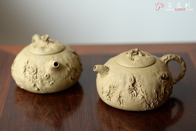 紫砂壶图片：肌理丰富 拙味~ 全手薄胎龚春 瓜纽和桥纽~沧桑质感 - 宜兴紫砂壶网