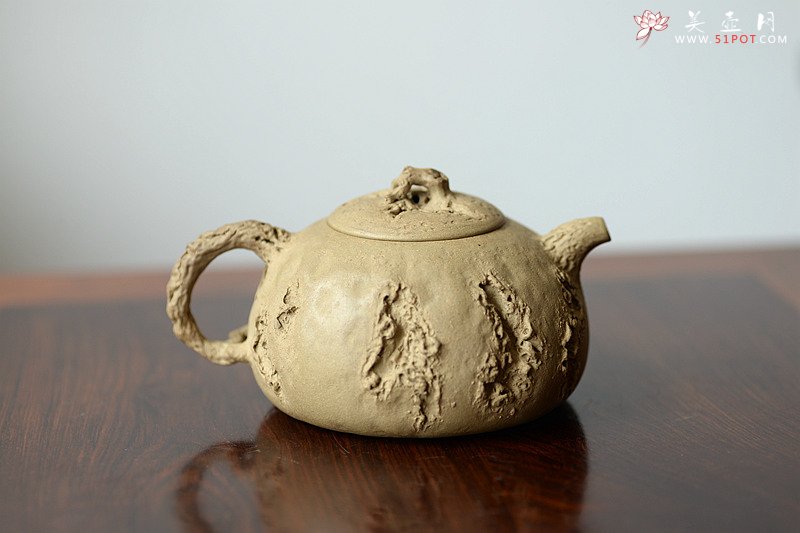 紫砂壶图片：肌理丰富 拙味~ 全手薄胎龚春 瓜纽和桥纽~沧桑质感 - 宜兴紫砂壶网