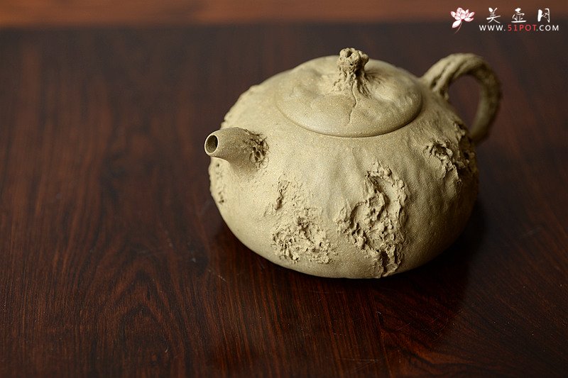 紫砂壶图片：肌理丰富 拙味~ 全手薄胎龚春 瓜纽和桥纽~沧桑质感 - 宜兴紫砂壶网