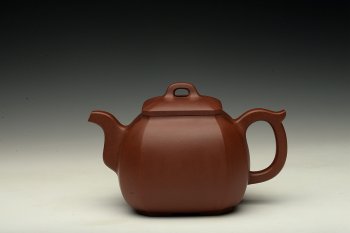 紫砂壶图片：方器潜力股 于洪跃作品 稳重大方 做工精致 八方宝鼎 - 宜兴紫砂壶网