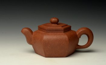 紫砂壶图片：陈进全手近作 沉稳大气  道洪风格之六方紫锤 - 宜兴紫砂壶网