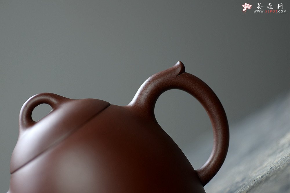 紫砂壶图片：陈腐老紫泥 稳重大方 做工精致 全手秦权 潜力艺人 - 宜兴紫砂壶网