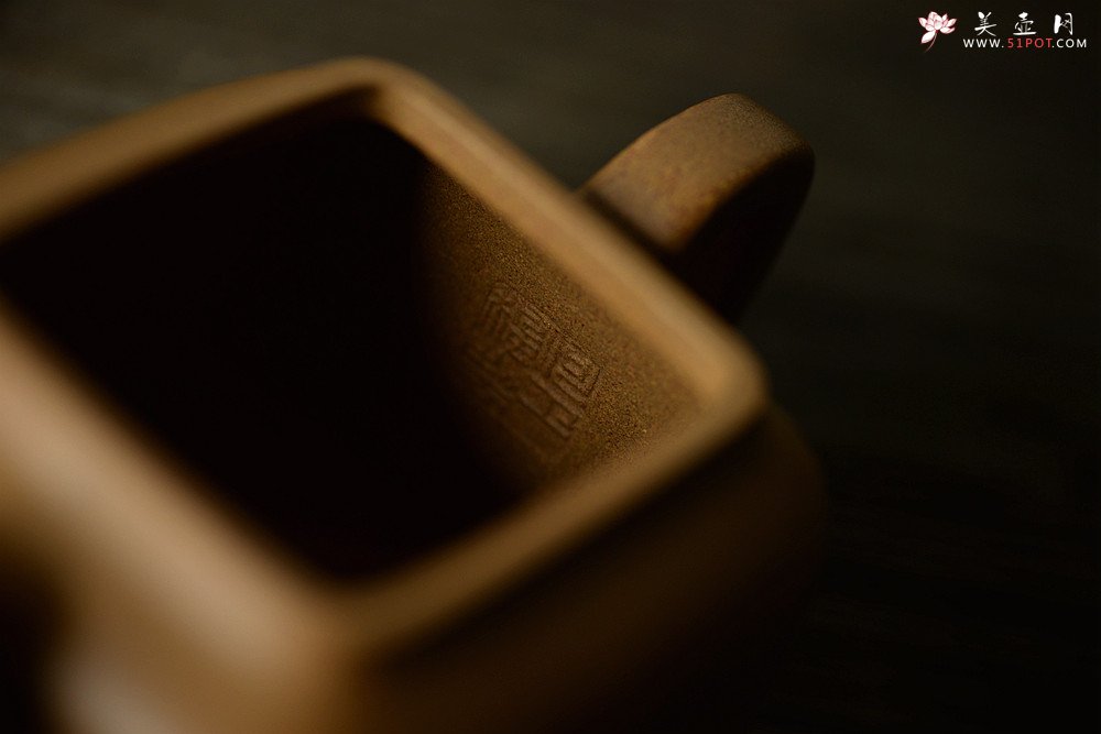 紫砂壶图片：何卫枫新作 五彩段泥 全手方础 方正稳重 - 宜兴紫砂壶网