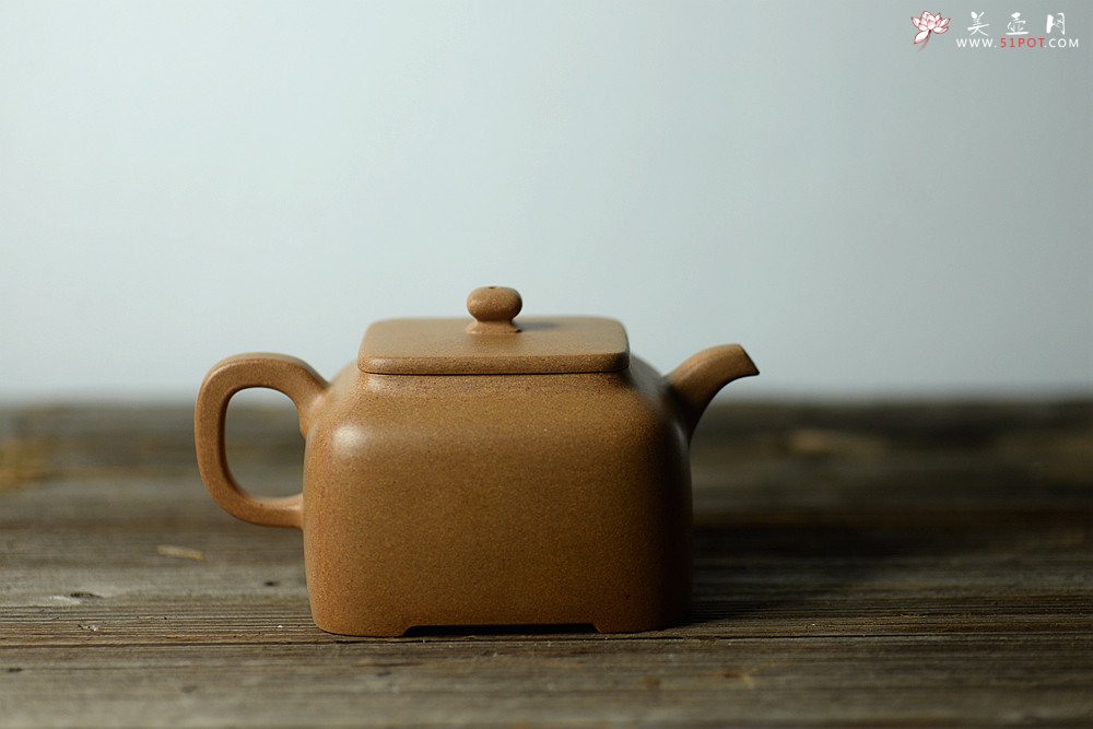 紫砂壶图片：何卫枫新作 五彩段泥 全手方础 方正稳重 - 宜兴紫砂壶网