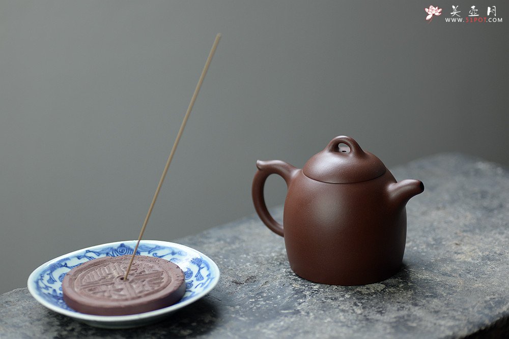 紫砂壶图片：陈腐老紫泥 稳重大方 做工精致 全手秦权 潜力艺人 - 宜兴紫砂壶网