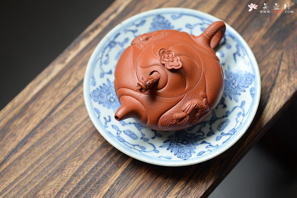 紫砂壶图片：器形端庄   朱泥鱼化龙 难度颇大 - 宜兴紫砂壶网
