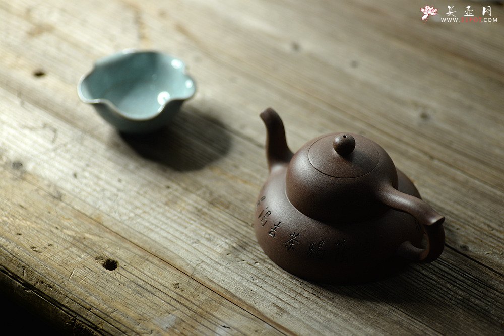 紫砂壶图片：张听刚装饰 曼生十八式之-全手笠荫壶 金石老青灰 难度大 - 宜兴紫砂壶网