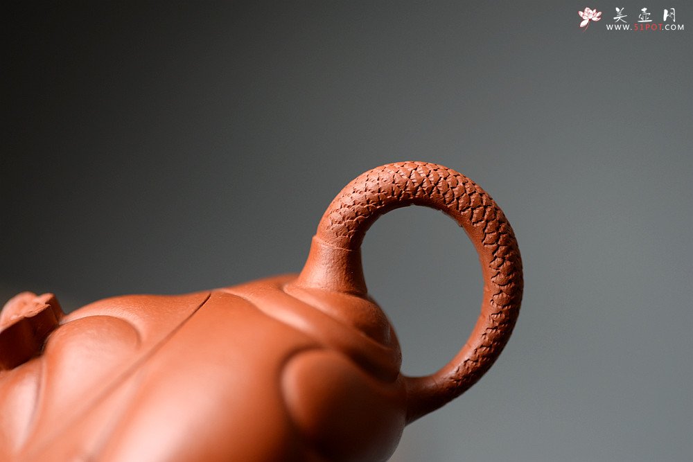 紫砂壶图片：器形端庄   朱泥鱼化龙 难度颇大 - 宜兴紫砂壶网