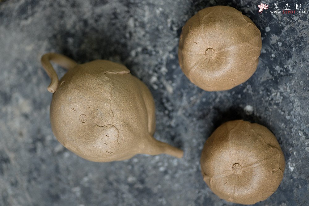 紫砂壶图片：学院派风格之全手荷叶公道+2个手工荷叶杯 肌理丰富 各有风味~ - 宜兴紫砂壶网