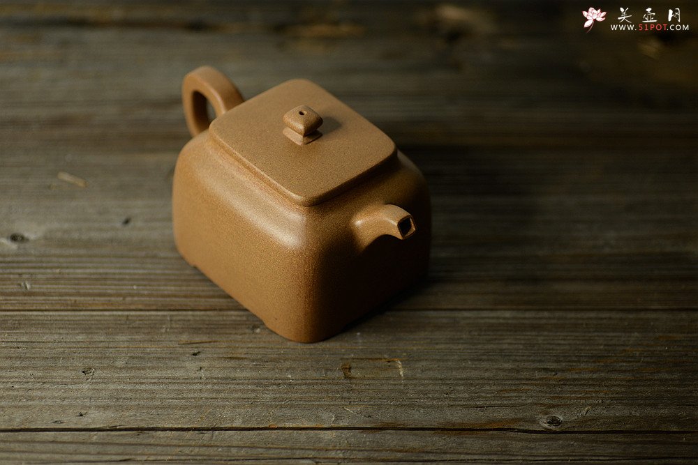 紫砂壶图片：何卫枫新作 五彩段泥 全手方础 方正稳重 - 宜兴紫砂壶网