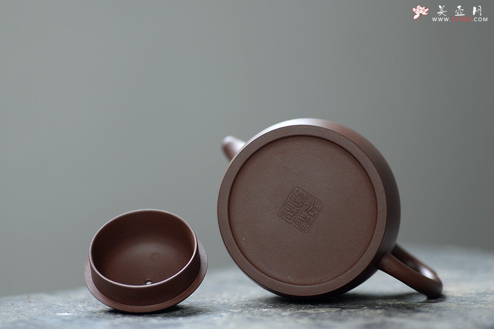 紫砂壶图片：陈腐老紫泥 稳重大方 做工精致 全手秦权 潜力艺人 - 宜兴紫砂壶网