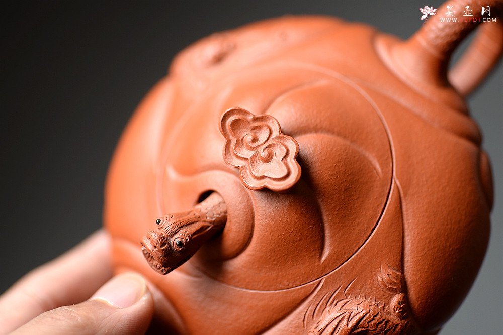 紫砂壶图片：器形端庄   朱泥鱼化龙 难度颇大 - 宜兴紫砂壶网
