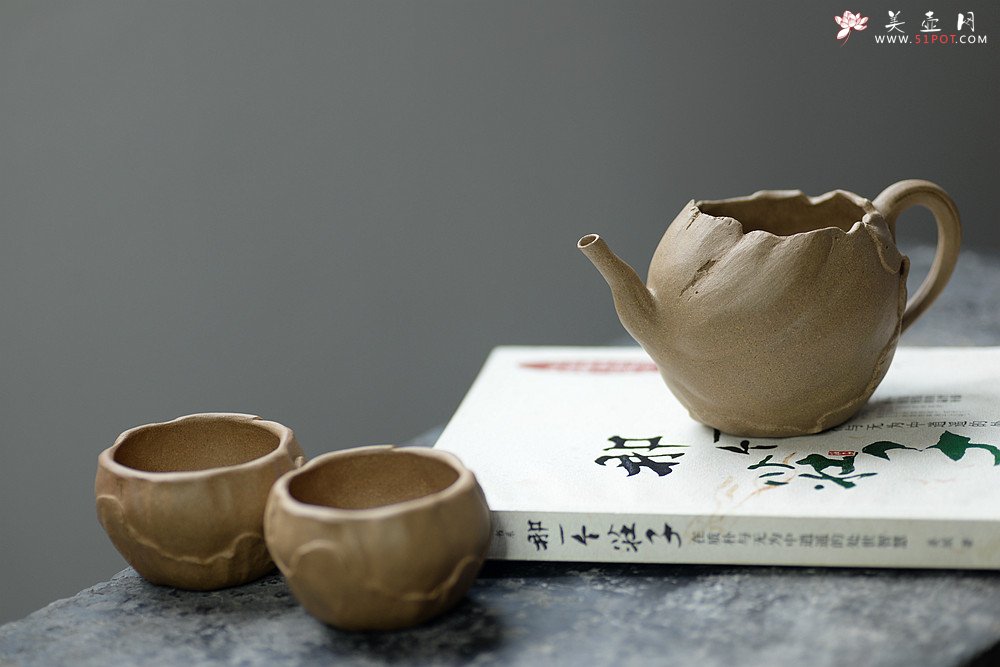 紫砂壶图片：学院派风格之全手荷叶公道+2个手工荷叶杯 肌理丰富 各有风味~ - 宜兴紫砂壶网