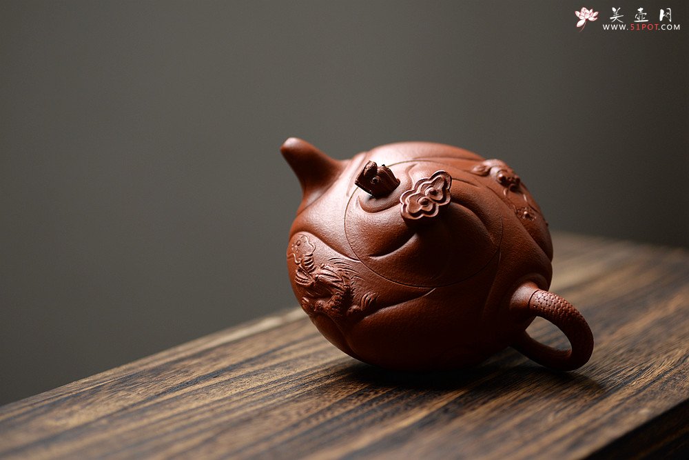紫砂壶图片：器形端庄   朱泥鱼化龙 难度颇大 - 宜兴紫砂壶网