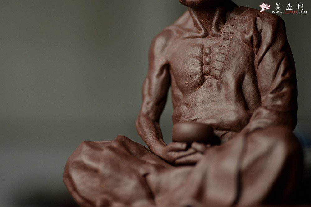 紫砂壶图片：造型古朴 神态细腻 做工精致  全手静坐罗汉 - 宜兴紫砂壶网