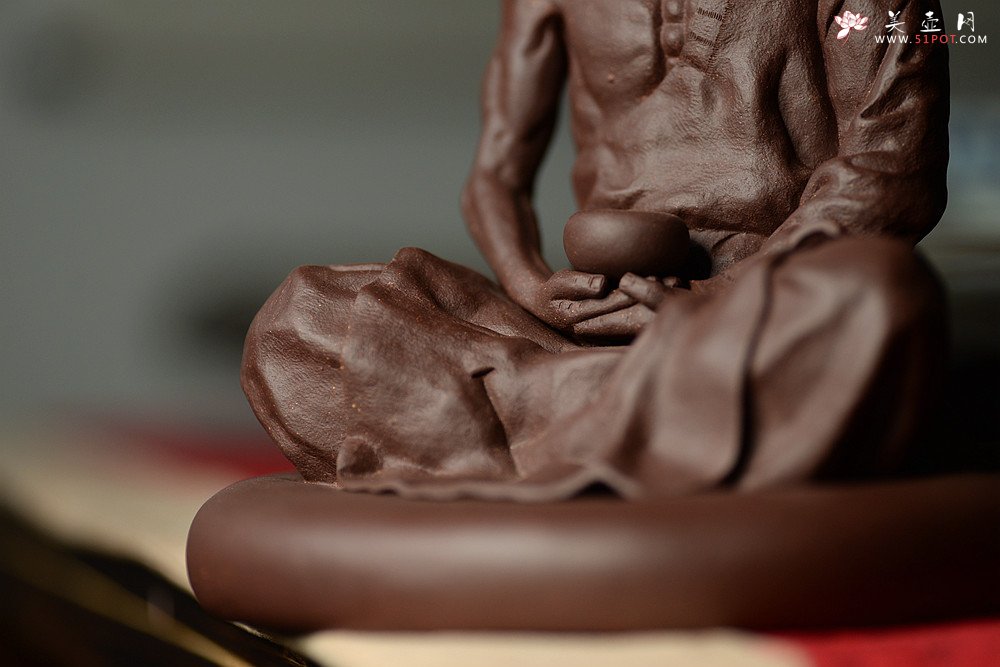 紫砂壶图片：造型古朴 神态细腻 做工精致  全手静坐罗汉 - 宜兴紫砂壶网