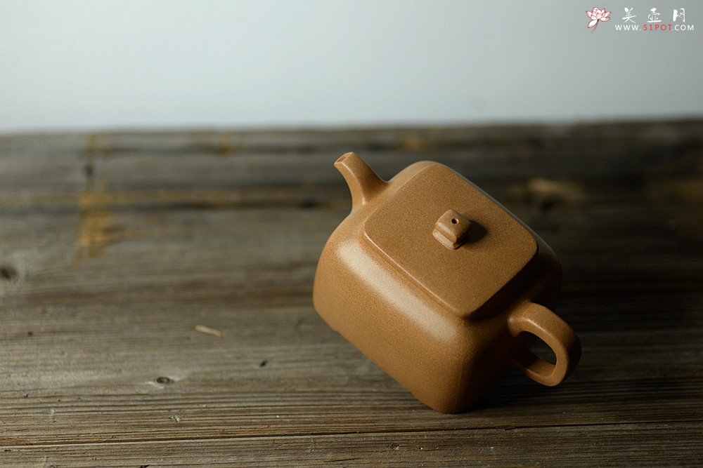 紫砂壶图片：何卫枫新作 五彩段泥 全手方础 方正稳重 - 宜兴紫砂壶网