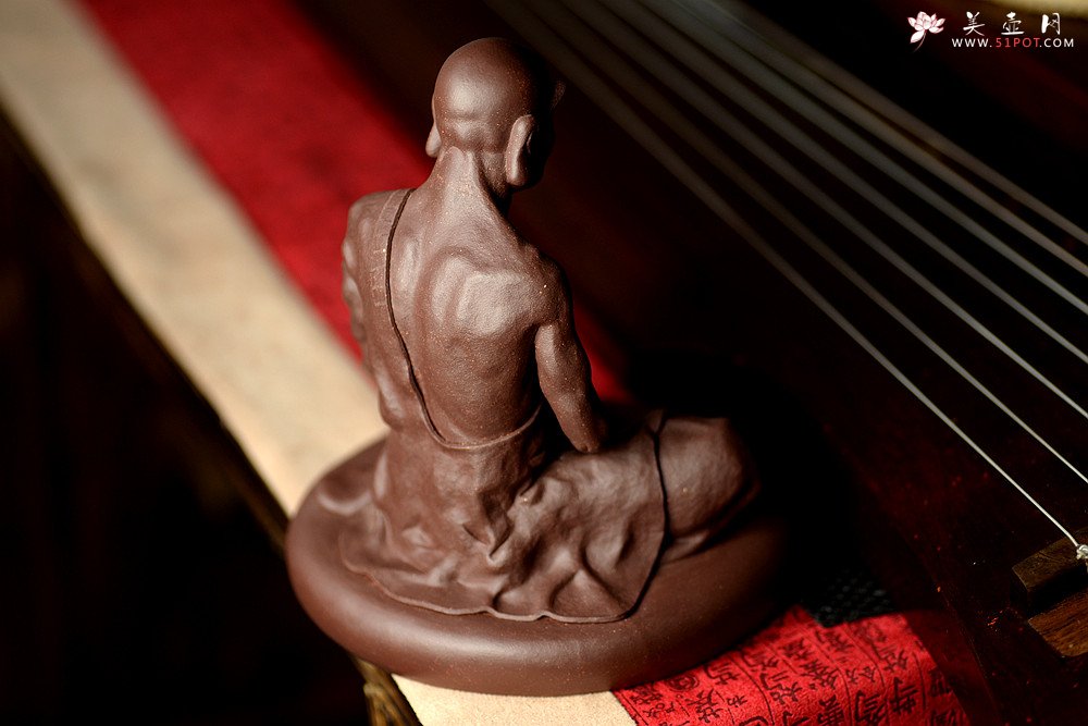 紫砂壶图片：造型古朴 神态细腻 做工精致  全手静坐罗汉 - 宜兴紫砂壶网