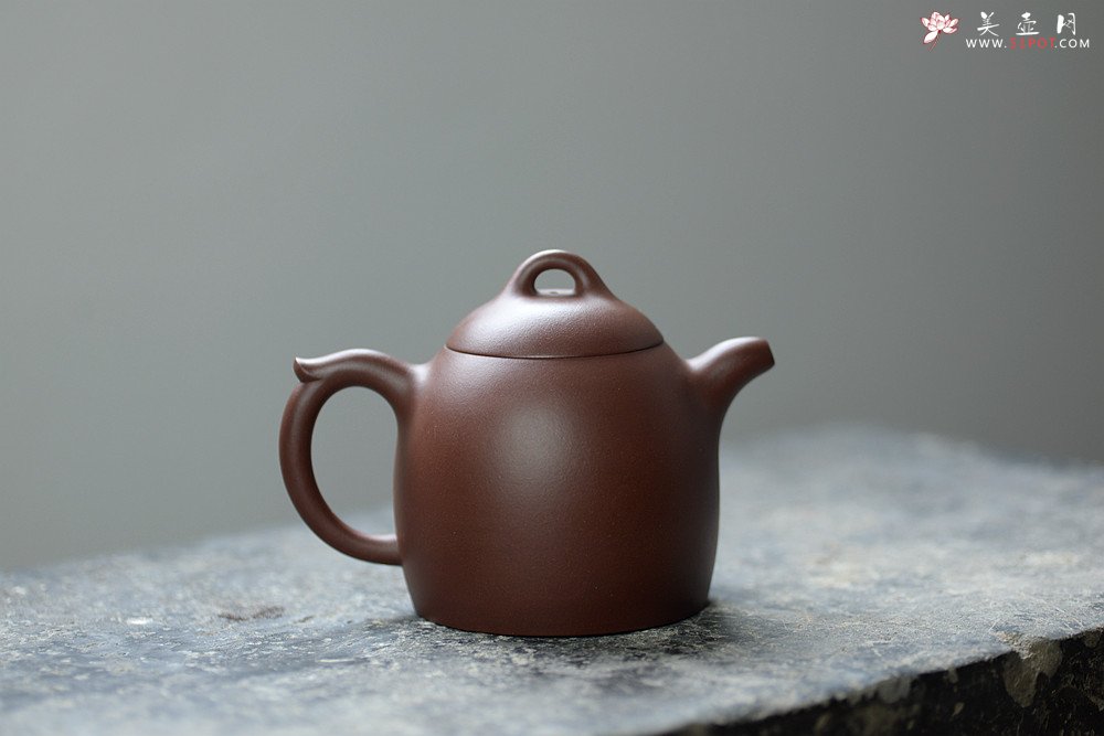 紫砂壶图片：陈腐老紫泥 稳重大方 做工精致 全手秦权 潜力艺人 - 宜兴紫砂壶网