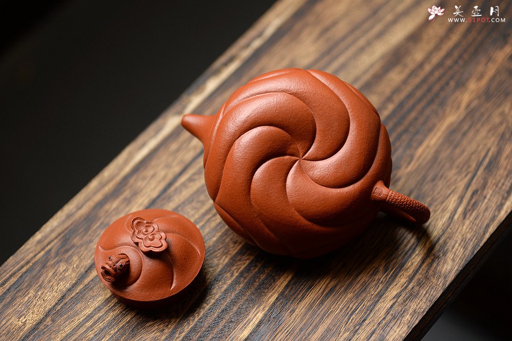 紫砂壶图片：器形端庄   朱泥鱼化龙 难度颇大 - 宜兴紫砂壶网