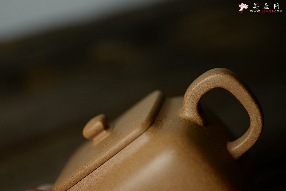 紫砂壶图片：何卫枫新作 五彩段泥 全手方础 方正稳重 - 宜兴紫砂壶网