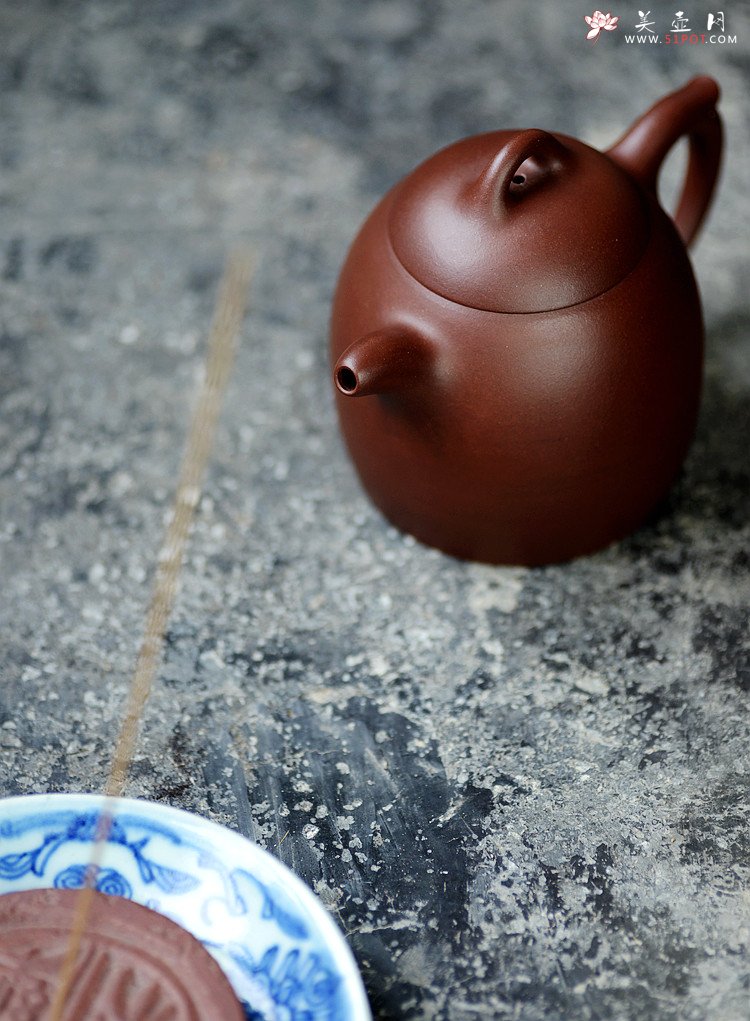 紫砂壶图片：陈腐老紫泥 稳重大方 做工精致 全手秦权 潜力艺人 - 宜兴紫砂壶网