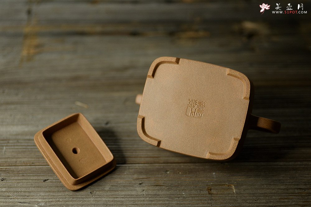 紫砂壶图片：何卫枫新作 五彩段泥 全手方础 方正稳重 - 宜兴紫砂壶网