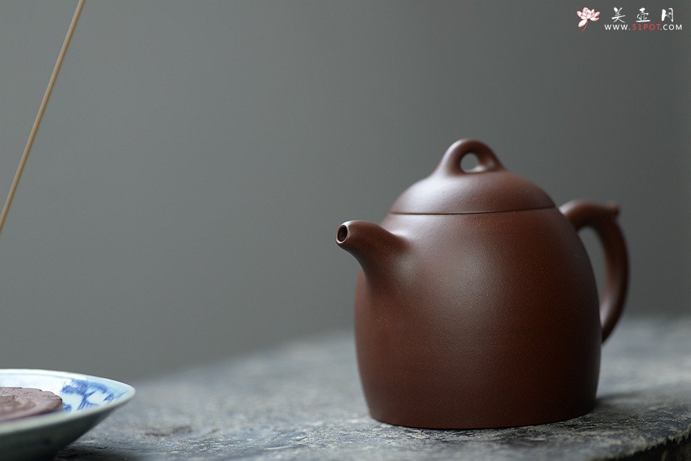 紫砂壶图片：陈腐老紫泥 稳重大方 做工精致 全手秦权 潜力艺人 - 宜兴紫砂壶网