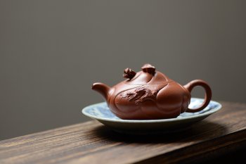 紫砂壶图片：器形端庄   朱泥鱼化龙 难度颇大 - 宜兴紫砂壶网