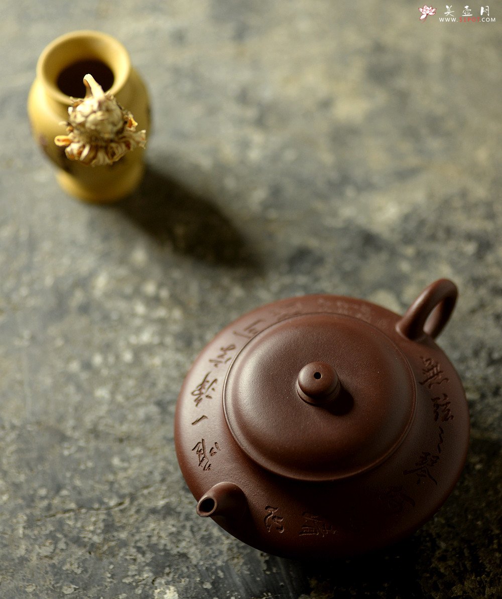 紫砂壶图片：瞿斌近作 黄玲玲装饰 文雅秀气 精致小虚扁 无弦之琴何以清心唯一净字可得 - 宜兴紫砂壶网