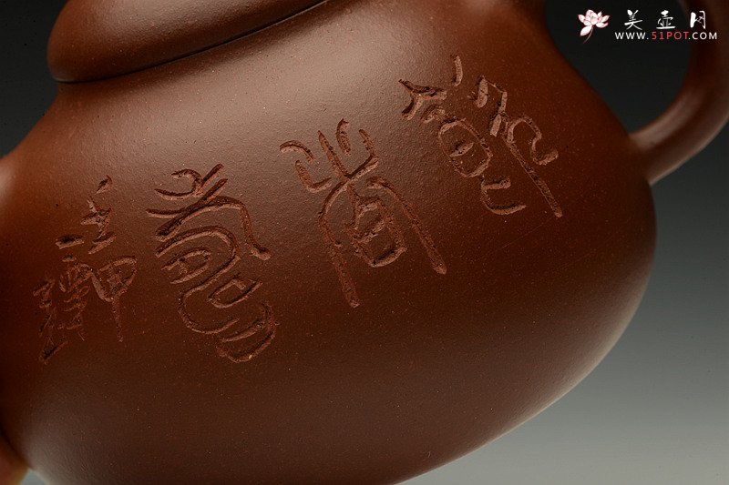 紫砂壶图片：何健作品 毛国强装饰 全手三足乳鼎 强强联合 值得珍藏~ - 宜兴紫砂壶网