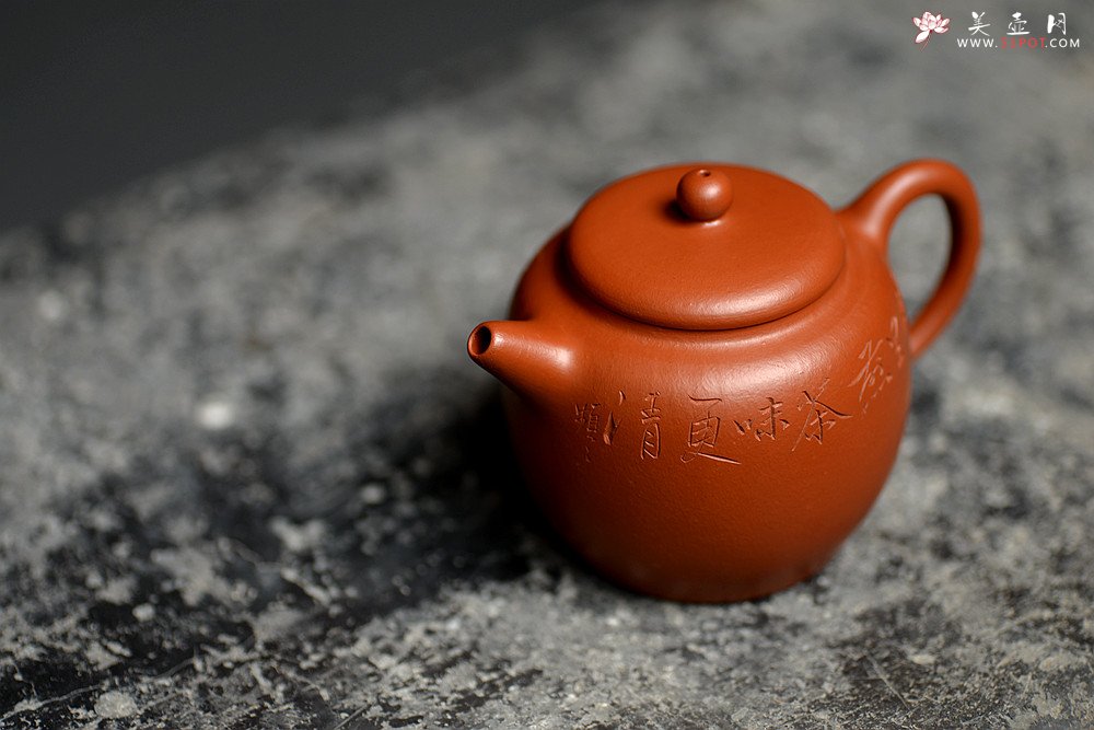 紫砂壶图片：简练素雅 高旭峰款 线条流畅 全手朱泥静月 许频频装饰 - 宜兴紫砂壶网