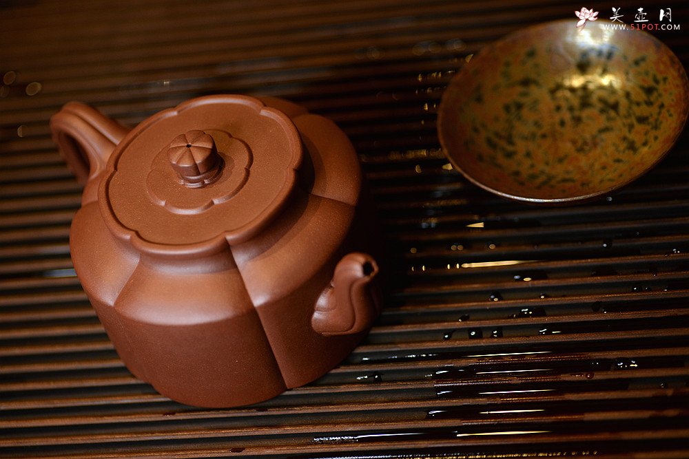 紫砂壶图片：方圆堂许嘉年 经典代表作 全手梅花周盘 浑厚大气  - 宜兴紫砂壶网