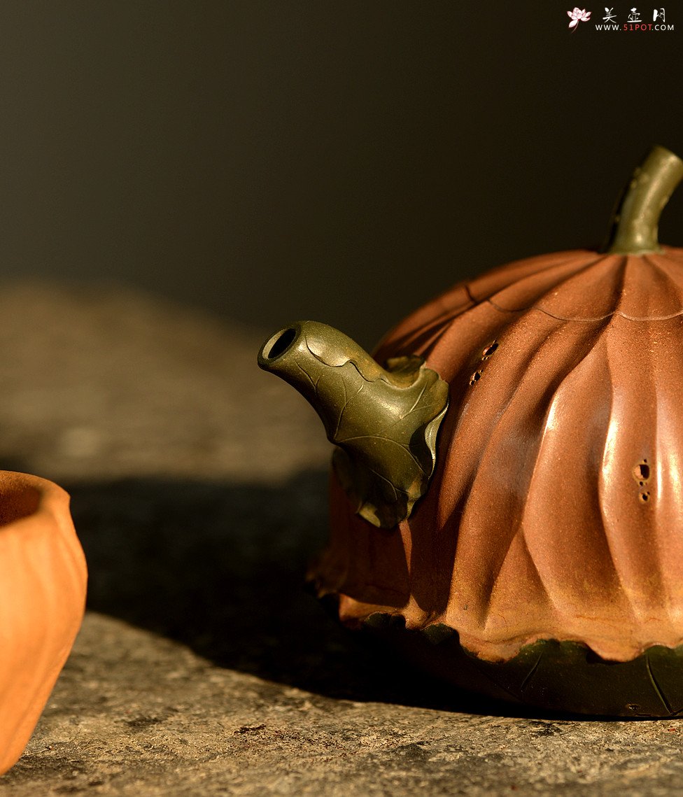 紫砂壶图片：文气十足 意境深远 秋日残荷 孙伟强张新亚合作 - 宜兴紫砂壶网