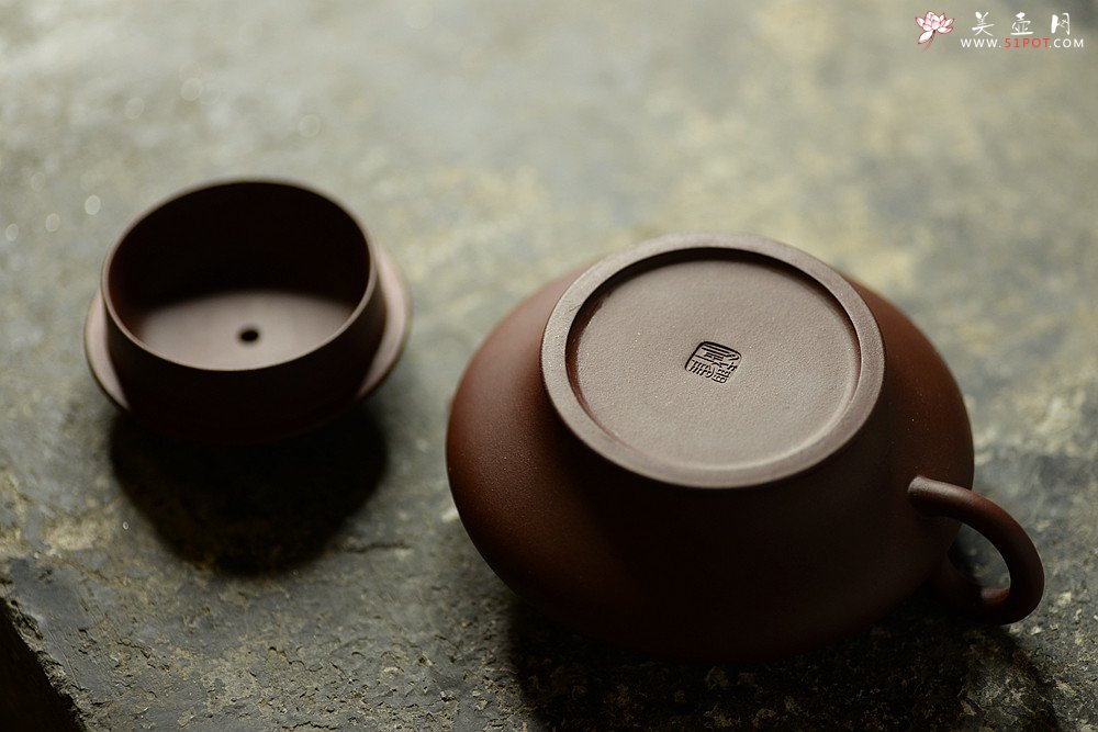 紫砂壶图片：瞿斌近作 黄玲玲装饰 文雅秀气 精致小虚扁 无弦之琴何以清心唯一净字可得 - 宜兴紫砂壶网