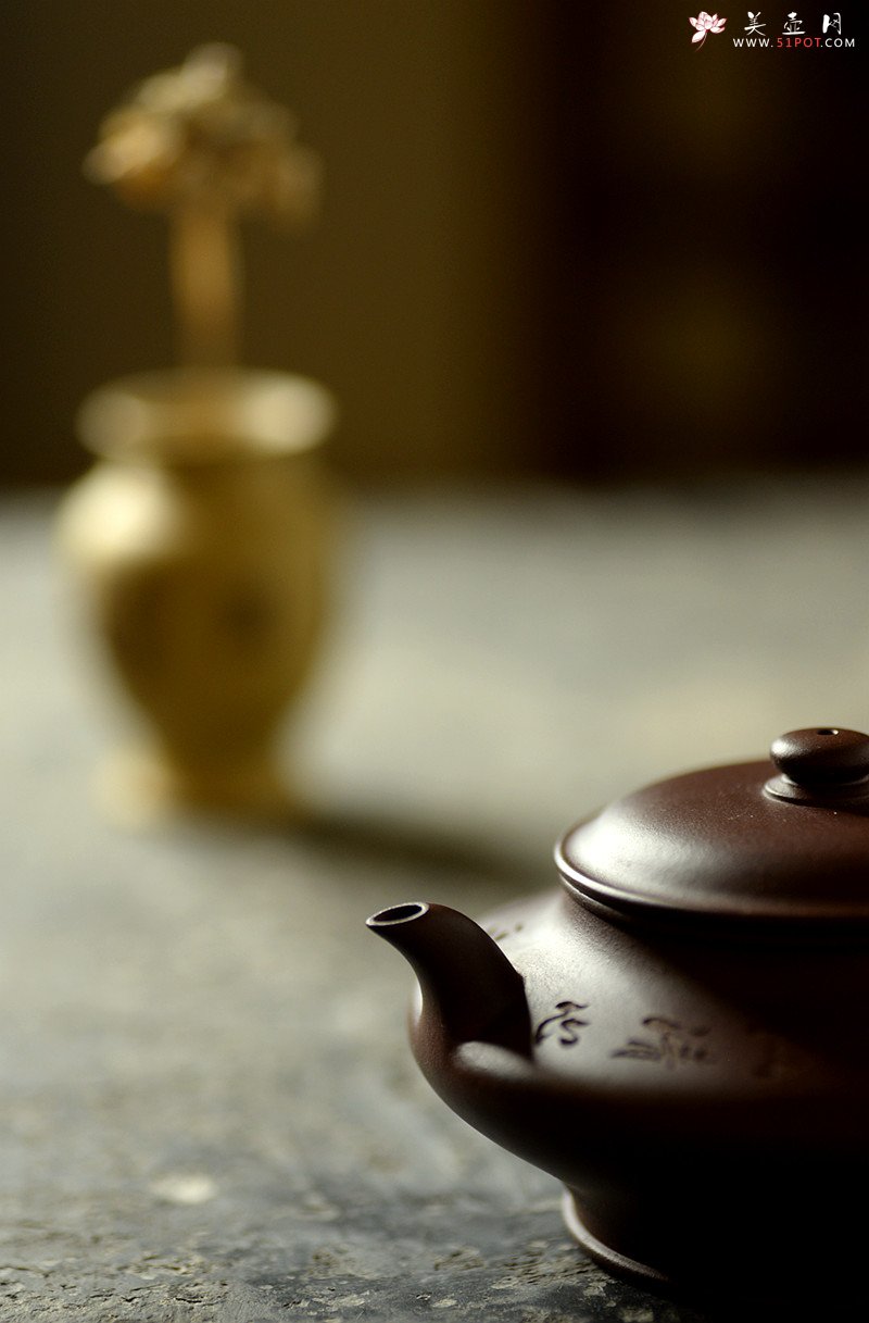 紫砂壶图片：瞿斌近作 黄玲玲装饰 文雅秀气 精致小虚扁 无弦之琴何以清心唯一净字可得 - 宜兴紫砂壶网