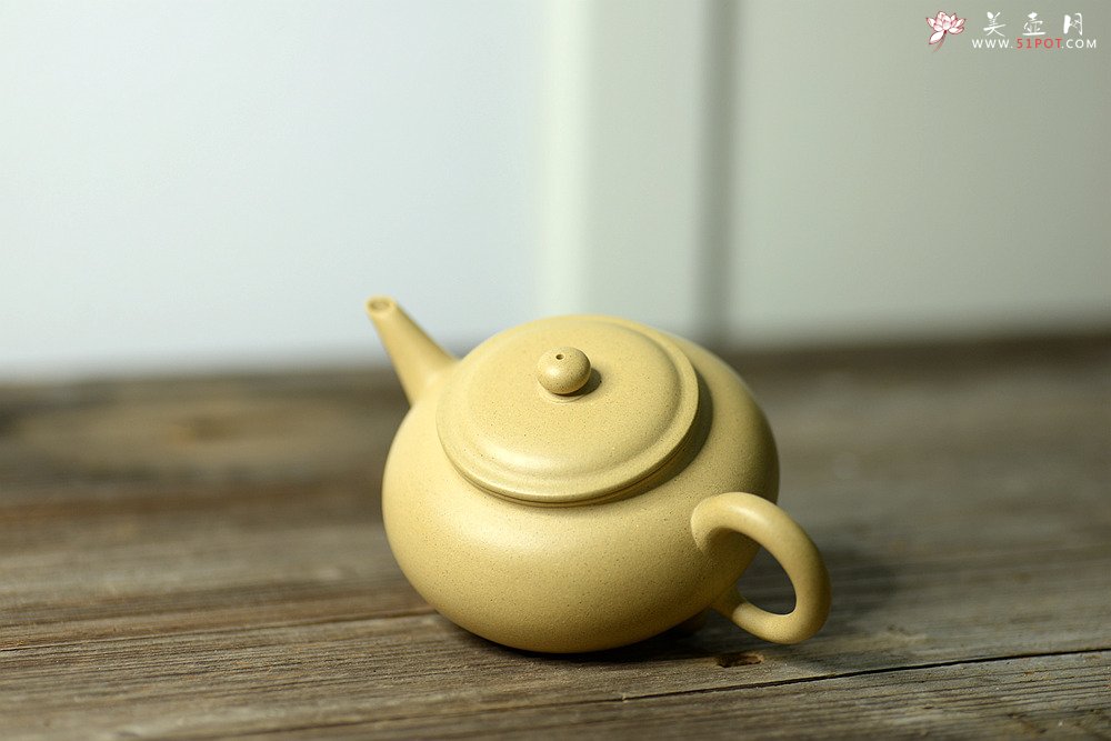 紫砂壶图片： 饱满素雅  温润如玉 全手三足水平  - 宜兴紫砂壶网