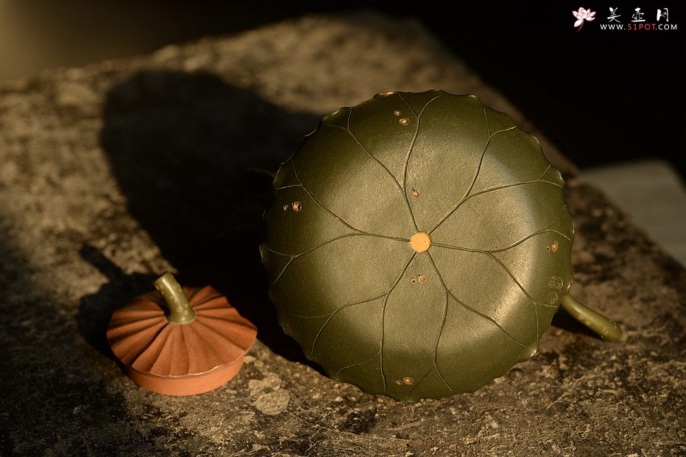 紫砂壶图片：文气十足 意境深远 秋日残荷 孙伟强张新亚合作 - 宜兴紫砂壶网