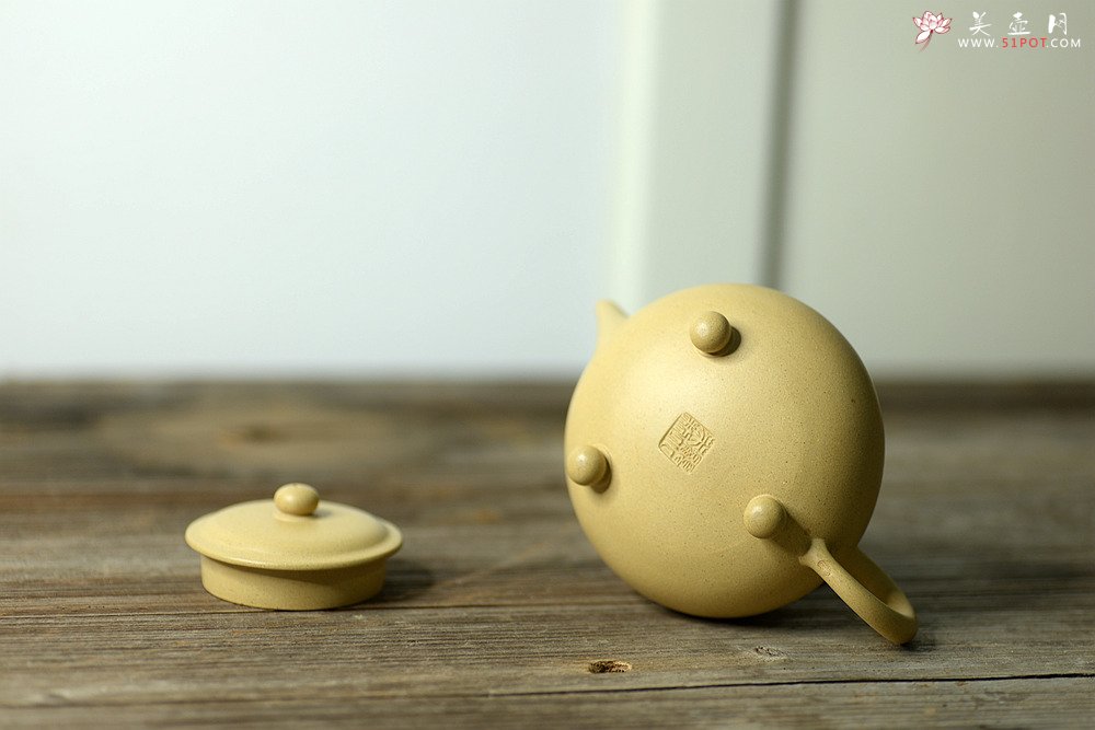 紫砂壶图片： 饱满素雅  温润如玉 全手三足水平  - 宜兴紫砂壶网