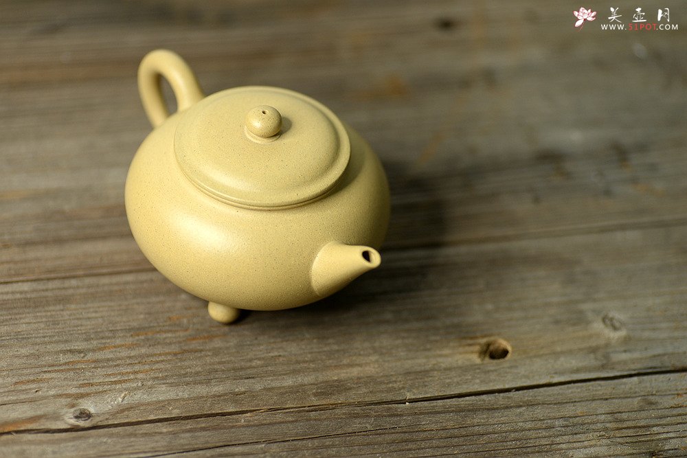 紫砂壶图片： 饱满素雅  温润如玉 全手三足水平  - 宜兴紫砂壶网