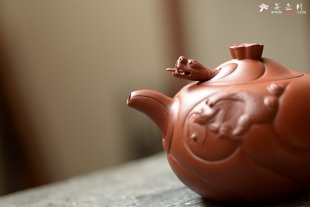 紫砂壶图片：器型饱满  精品扁鱼化龙  做工精细 - 宜兴紫砂壶网