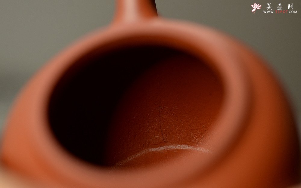 紫砂壶图片：简练素雅 高旭峰款 线条流畅 全手朱泥静月 - 宜兴紫砂壶网
