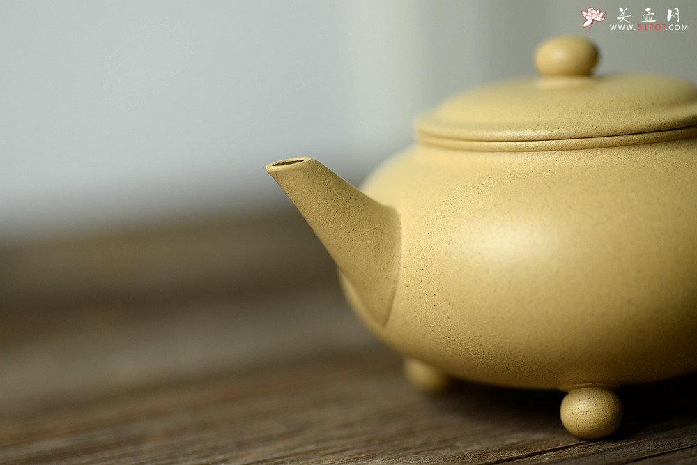 紫砂壶图片： 饱满素雅  温润如玉 全手三足水平  - 宜兴紫砂壶网