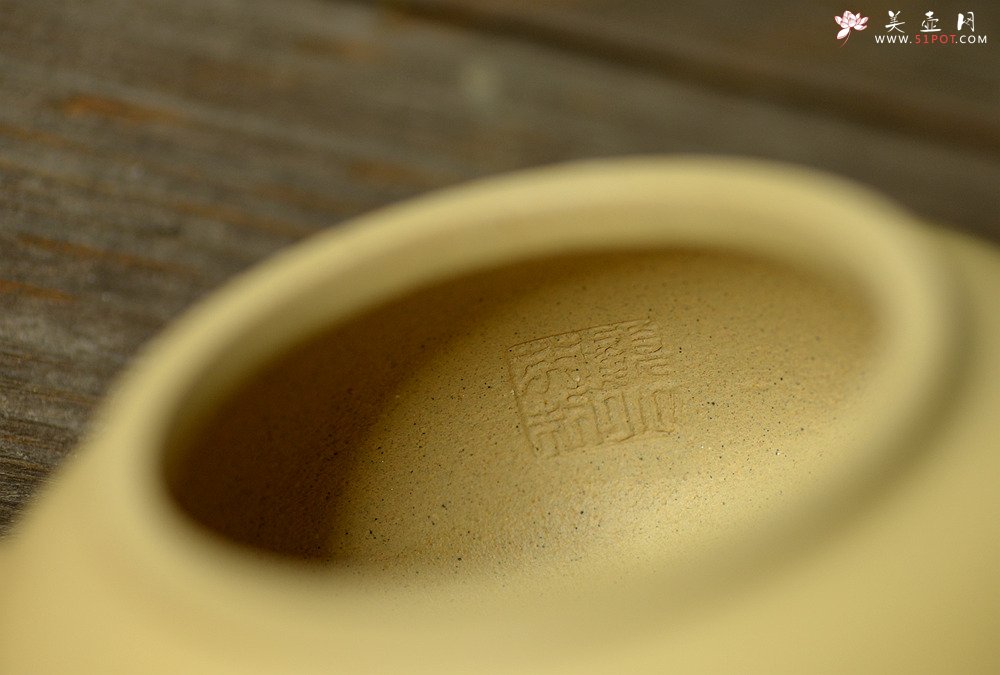 紫砂壶图片： 饱满素雅  温润如玉 全手三足水平  - 宜兴紫砂壶网