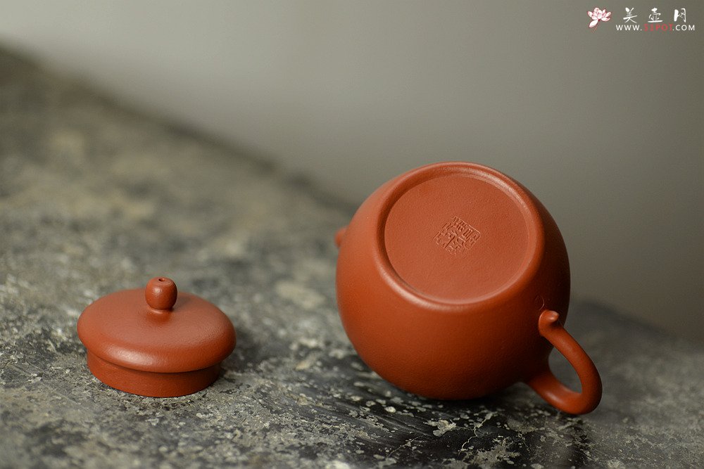 紫砂壶图片：简练素雅 高旭峰款 线条流畅 全手朱泥静月 - 宜兴紫砂壶网