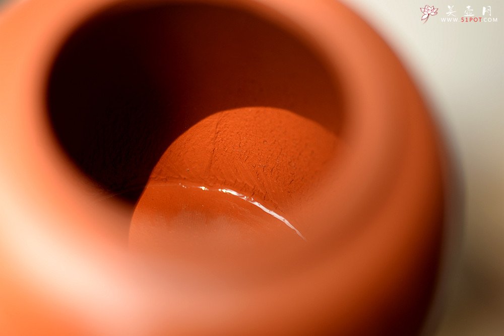 紫砂壶图片：简练素雅 高旭峰款 线条流畅 全手朱泥静月 许频频装饰 - 宜兴紫砂壶网