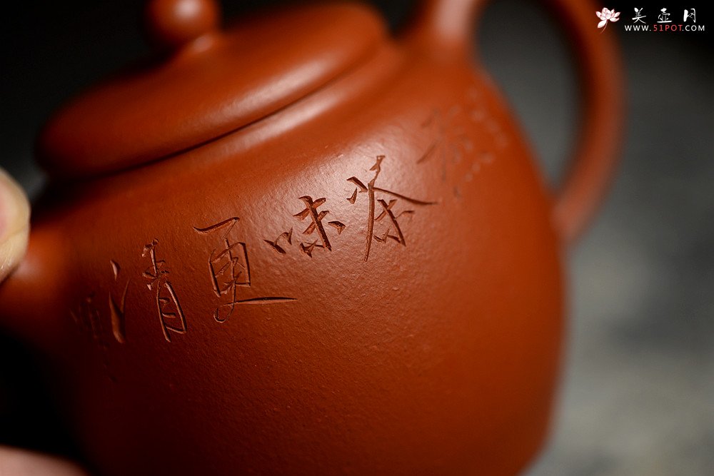 紫砂壶图片：简练素雅 高旭峰款 线条流畅 全手朱泥静月 许频频装饰 - 宜兴紫砂壶网